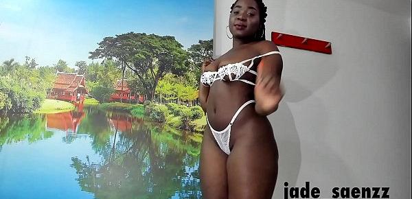  Morena Hermosa se aplica aceite en todo su cuerpo desnuda httpsbit.ly3d4VLOR
